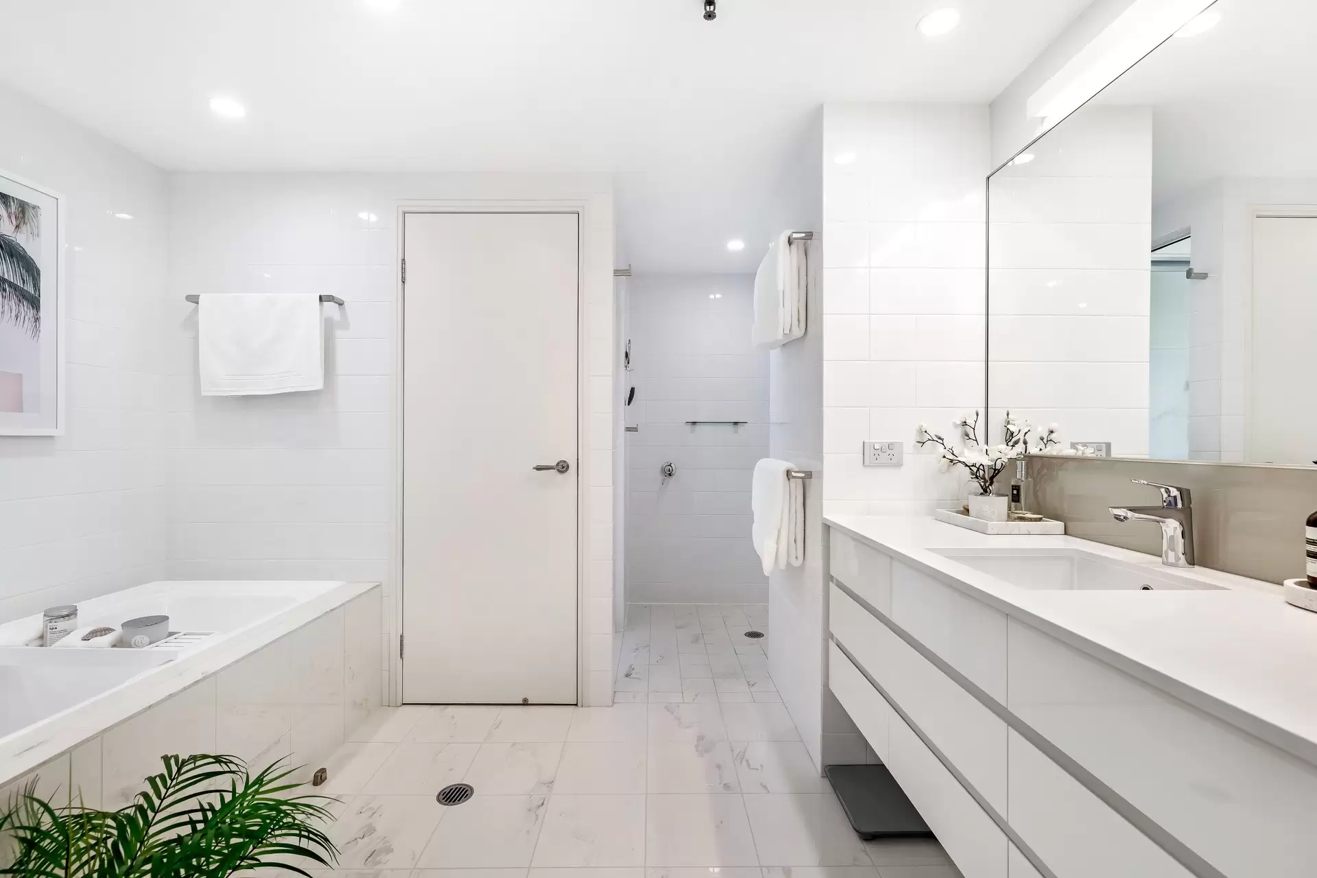 2084/1 Lennie Avenue, Main Beach Sold by Queensland Sotheby's International Realty - image 1