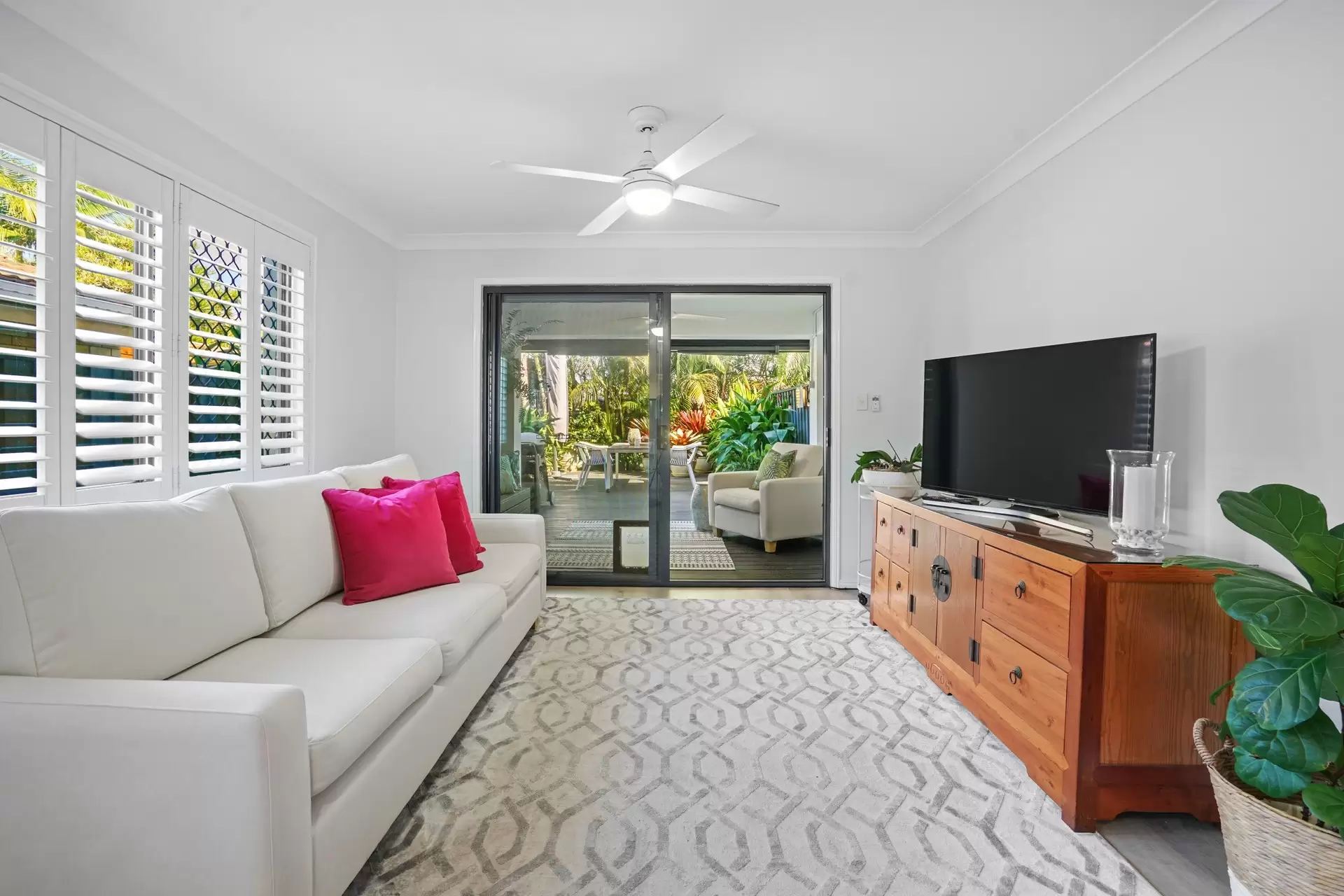 1/90 Nobby Parade, Miami Sold by Queensland Sotheby's International Realty - image 1