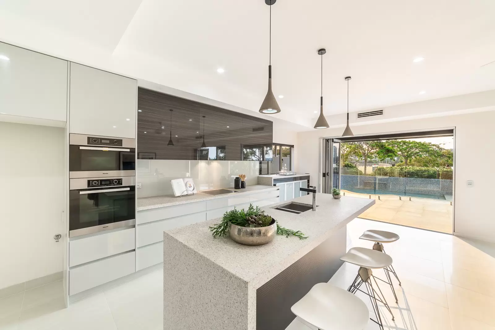 15 Waterline Crescent, Bulimba Sold by Queensland Sotheby's International Realty - image 1