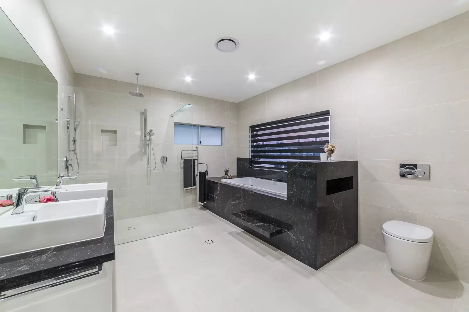 15 Waterline Crescent, Bulimba Sold by Queensland Sotheby's International Realty - image 1
