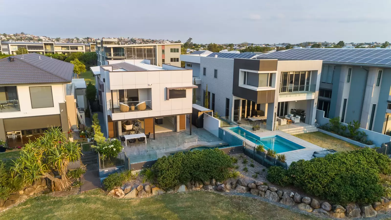 15 Waterline Crescent, Bulimba Sold by Queensland Sotheby's International Realty - image 1