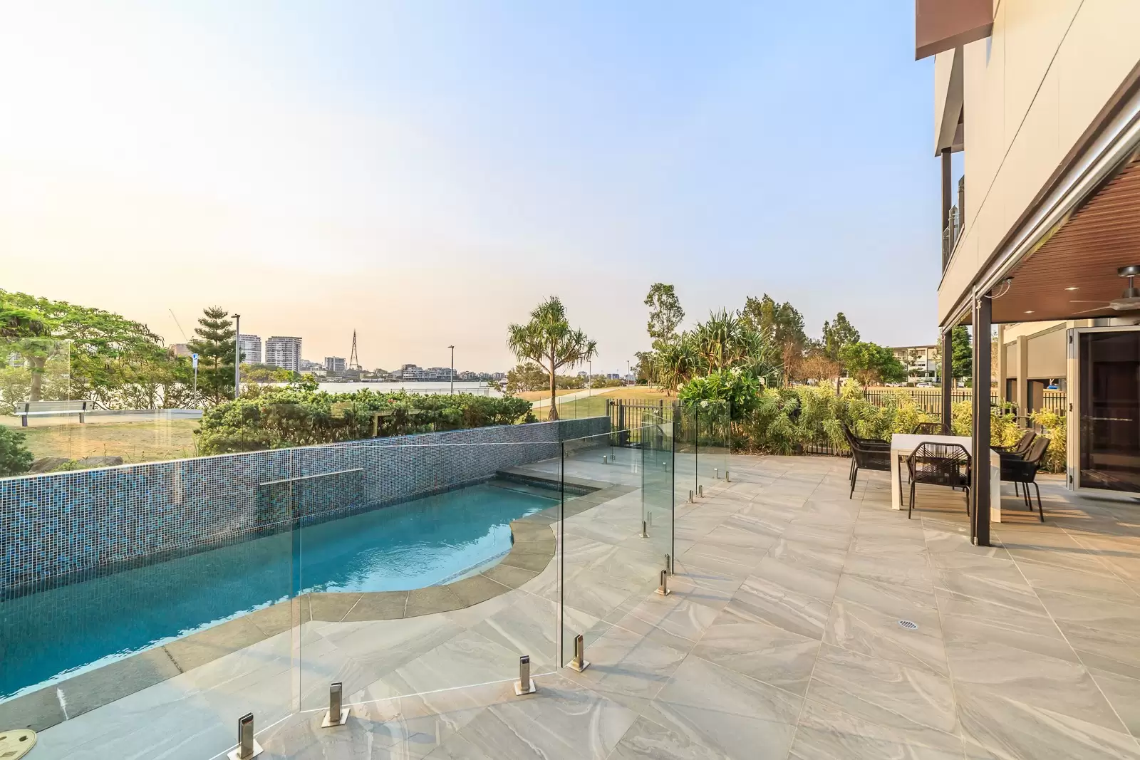 15 Waterline Crescent, Bulimba Sold by Queensland Sotheby's International Realty - image 1