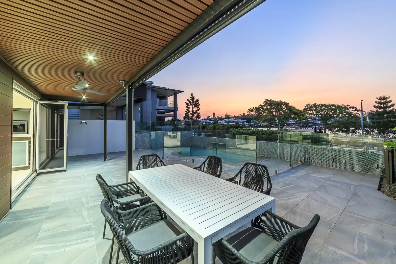 15 Waterline Crescent, Bulimba Sold by Queensland Sotheby's International Realty - image 1