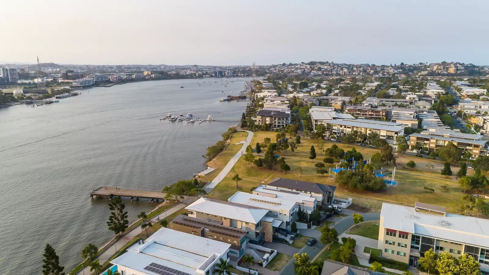 15 Waterline Crescent, Bulimba Sold by Queensland Sotheby's International Realty - image 1