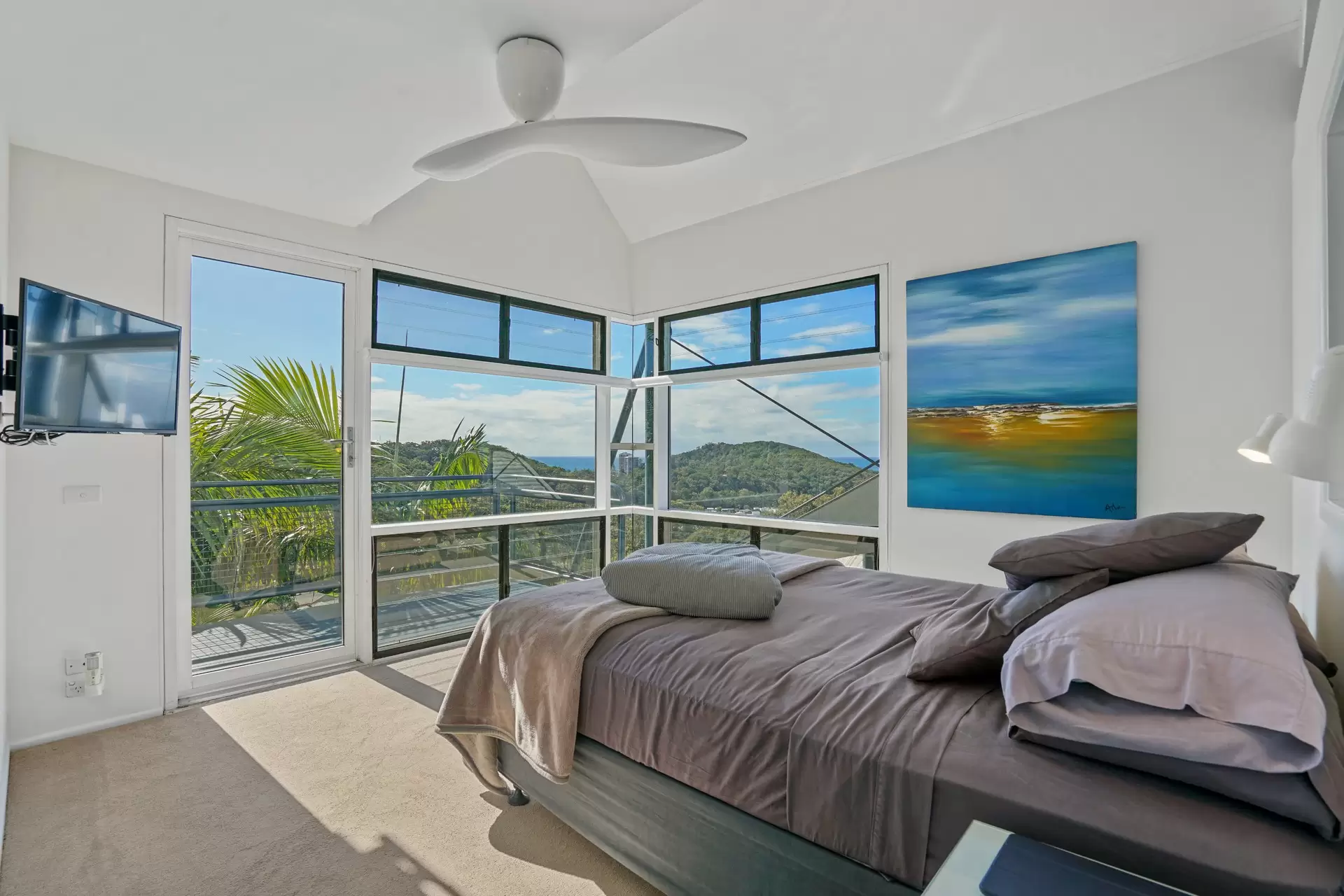17 Vantage Point Drive, Burleigh Heads Sold by Queensland Sotheby's International Realty - image 1