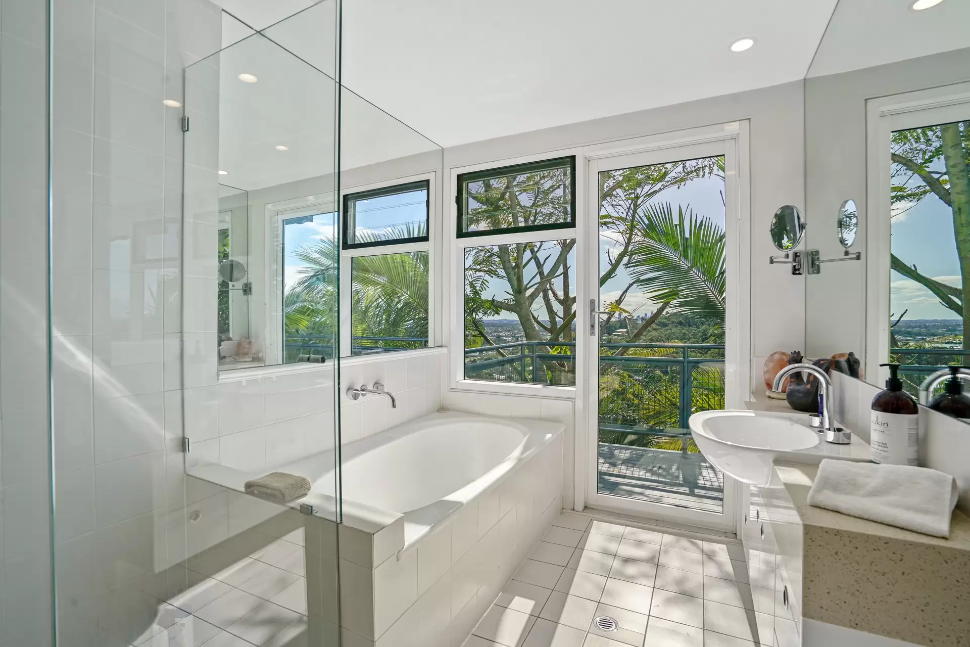 17 Vantage Point Drive, Burleigh Heads Sold by Queensland Sotheby's International Realty - image 1