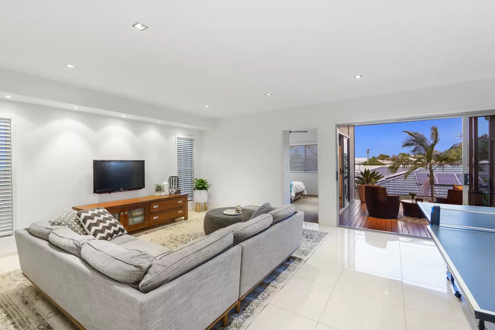 5 George Street, Ormiston Sold by Queensland Sotheby's International Realty - image 1