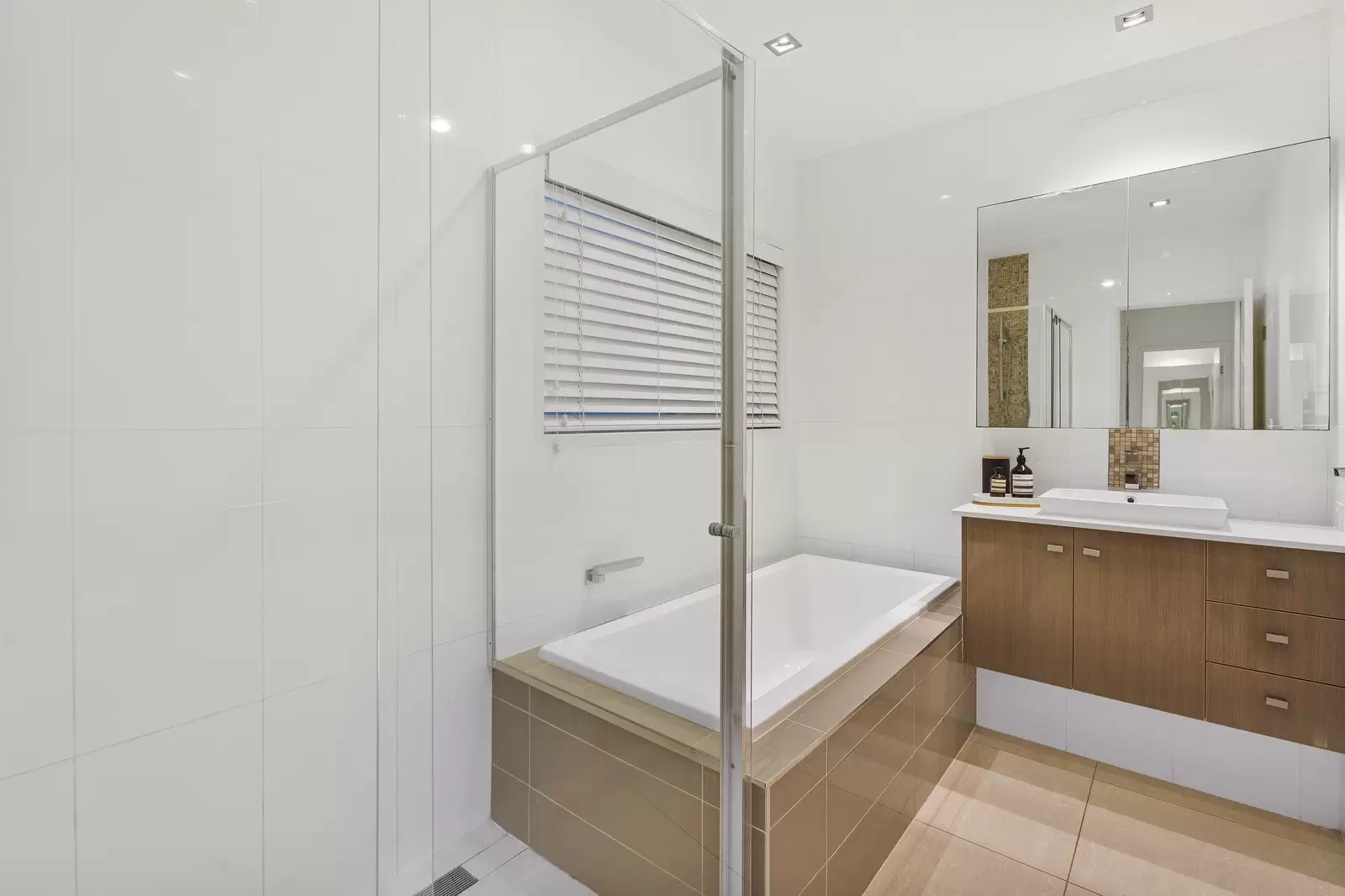 5 George Street, Ormiston Sold by Queensland Sotheby's International Realty - image 1