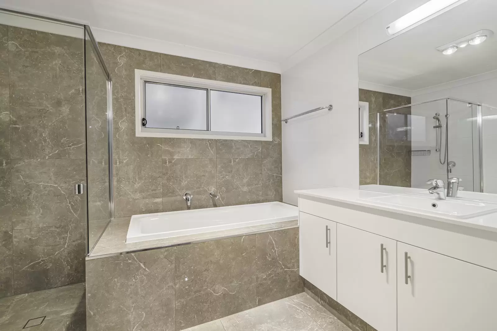 3/16 Bainbridge Street, Ormiston Sold by Queensland Sotheby's International Realty - image 1