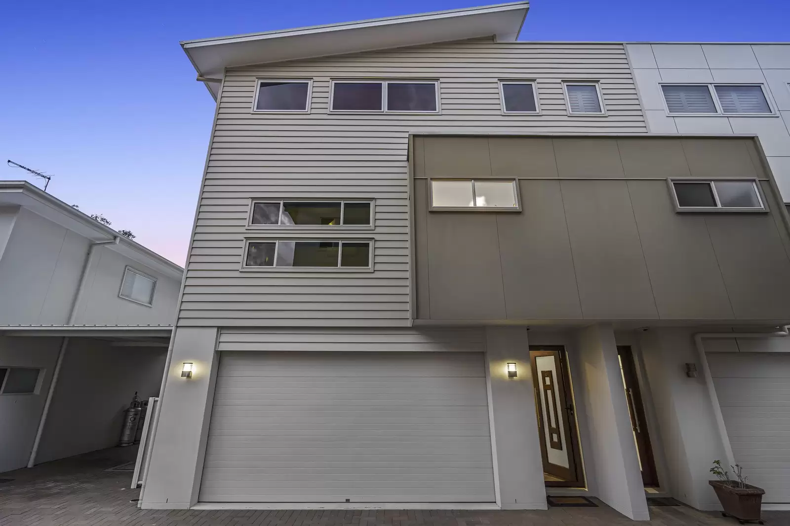 3/16 Bainbridge Street, Ormiston Sold by Queensland Sotheby's International Realty - image 1