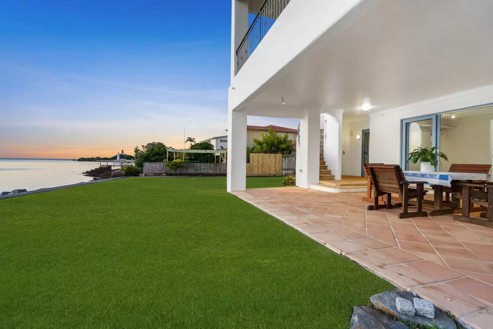 206 Shore Street North, Cleveland Sold by Queensland Sotheby's International Realty - image 1