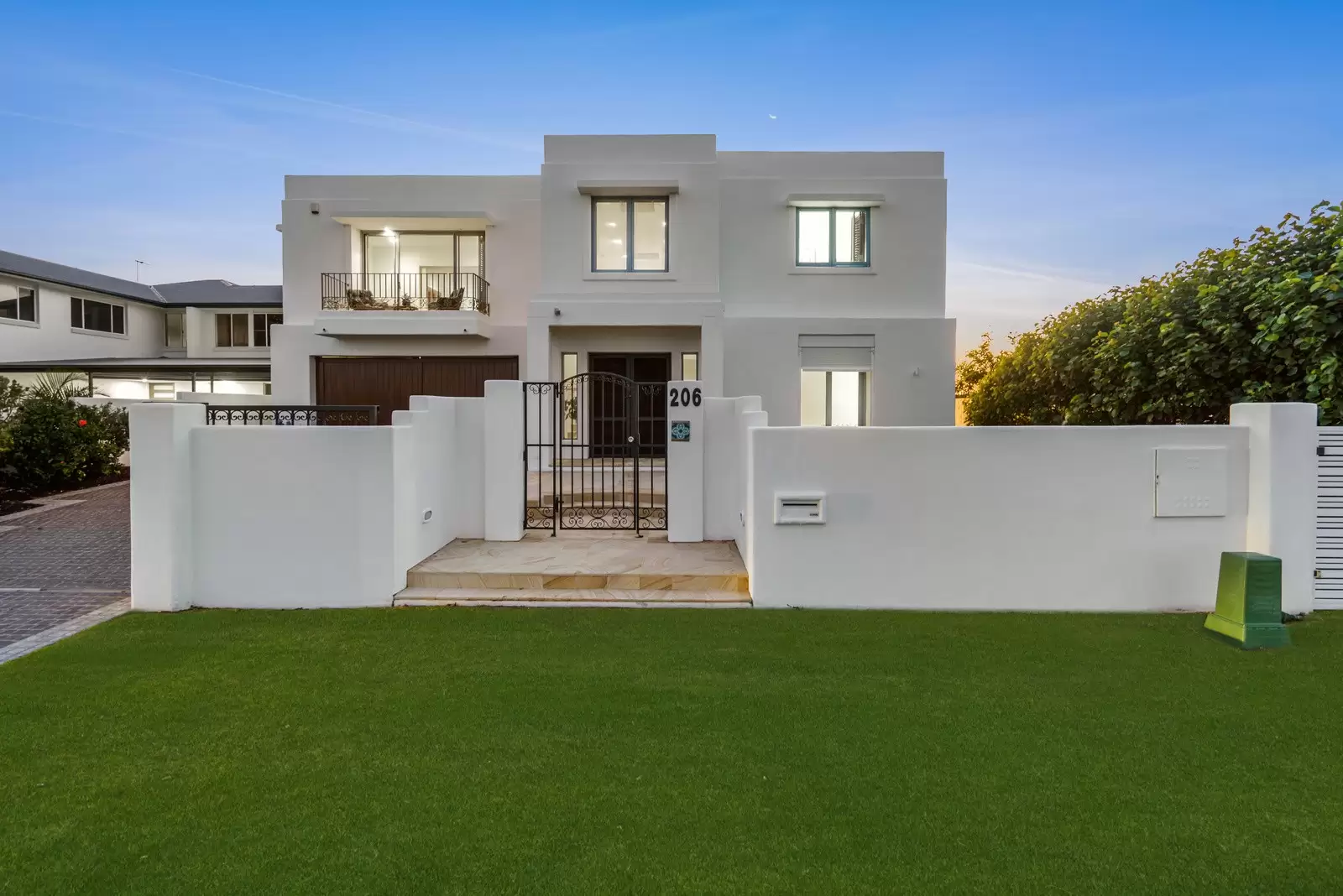 206 Shore Street North, Cleveland Sold by Queensland Sotheby's International Realty - image 1