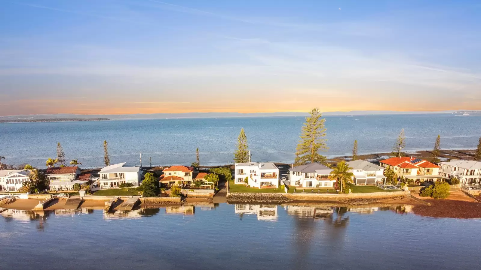 206 Shore Street North, Cleveland Sold by Queensland Sotheby's International Realty - image 1
