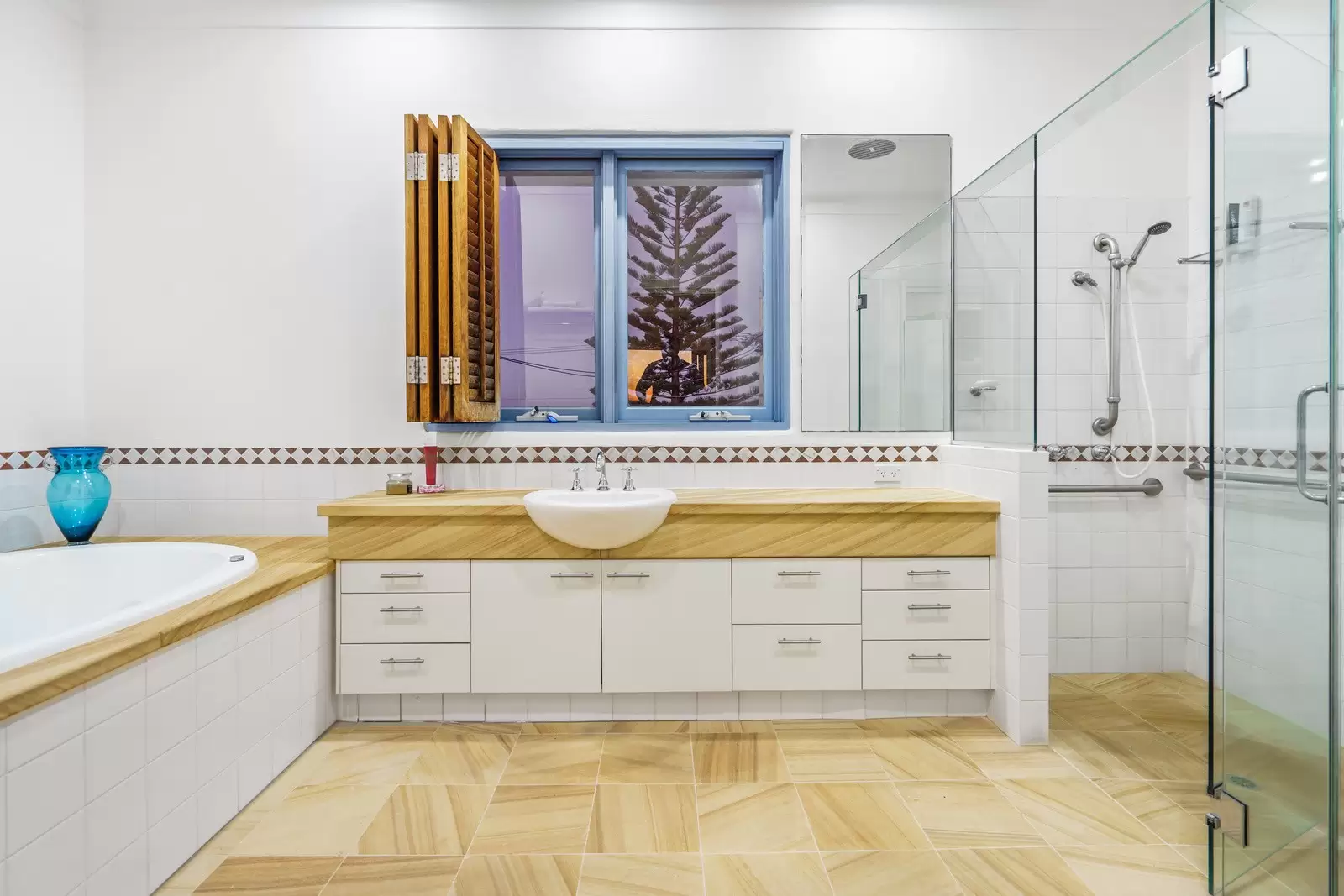 206 Shore Street North, Cleveland Sold by Queensland Sotheby's International Realty - image 1