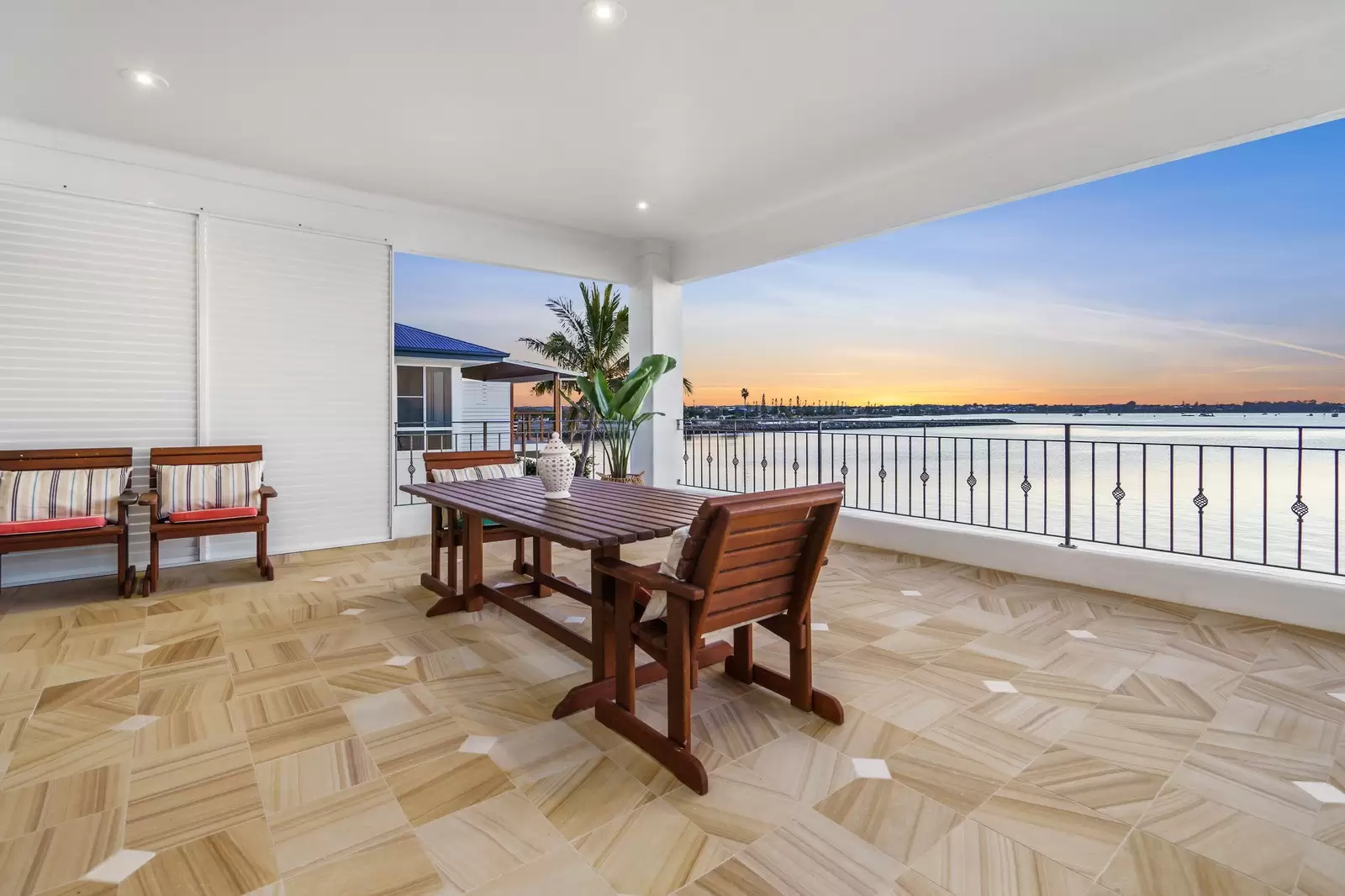 206 Shore Street North, Cleveland Sold by Queensland Sotheby's International Realty - image 1