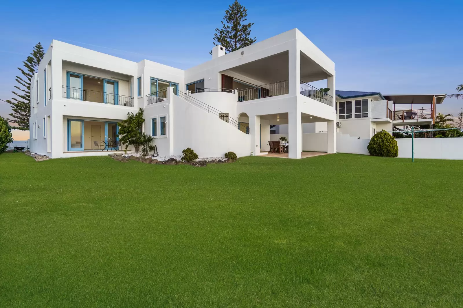 206 Shore Street North, Cleveland Sold by Queensland Sotheby's International Realty - image 1