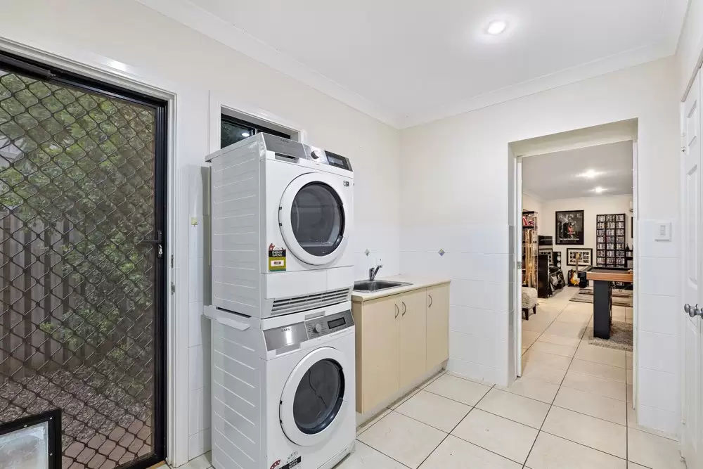18 Moreton View Crescent, Thornlands Sold by Queensland Sotheby's International Realty - image 1
