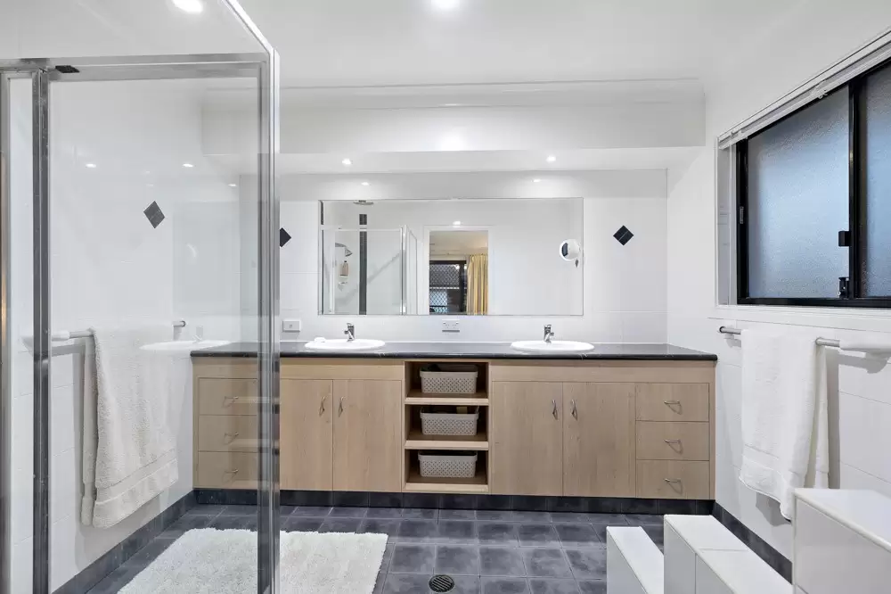 18 Moreton View Crescent, Thornlands Sold by Queensland Sotheby's International Realty - image 1