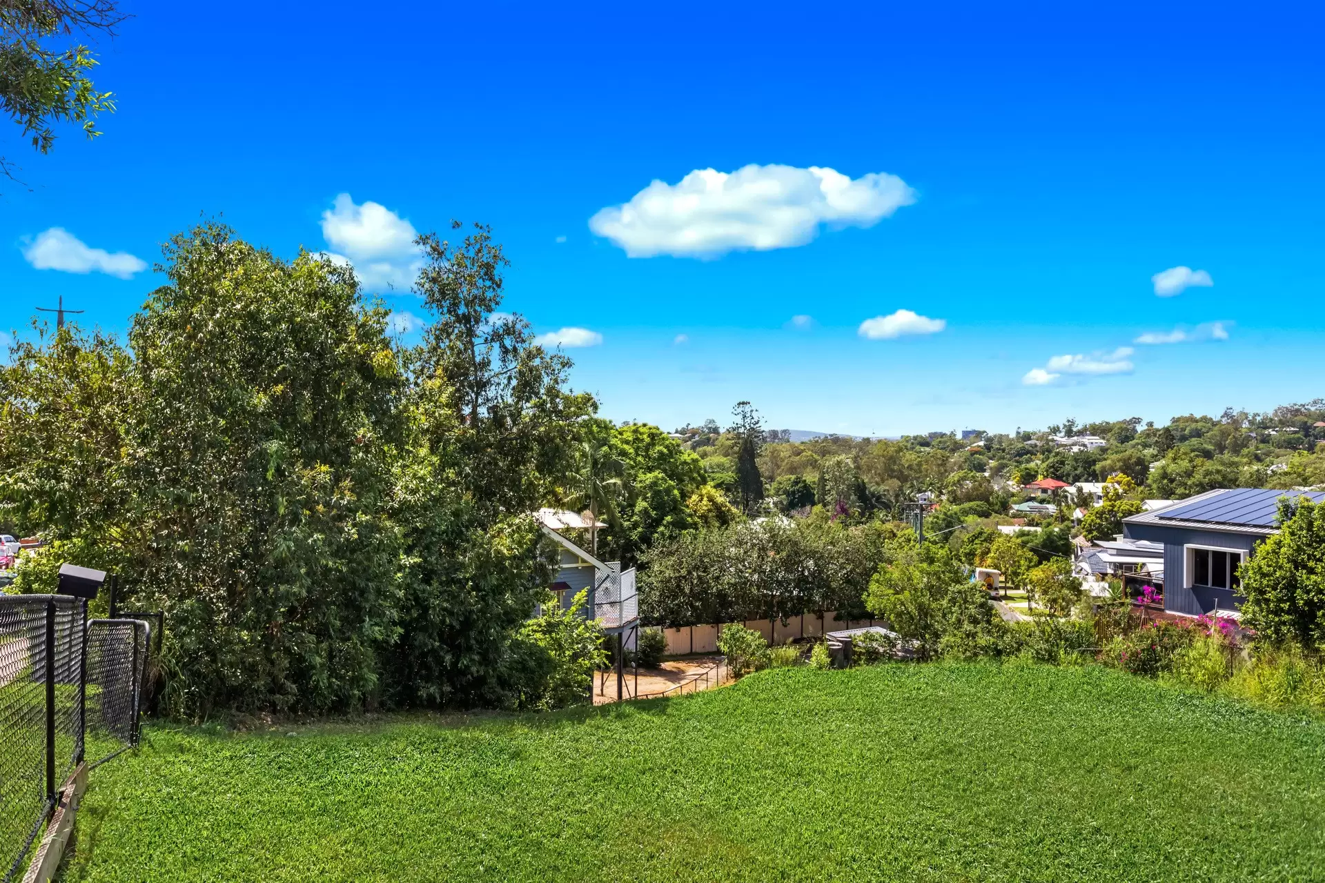 39 Boundary Road, Bardon Sold by  - image 1