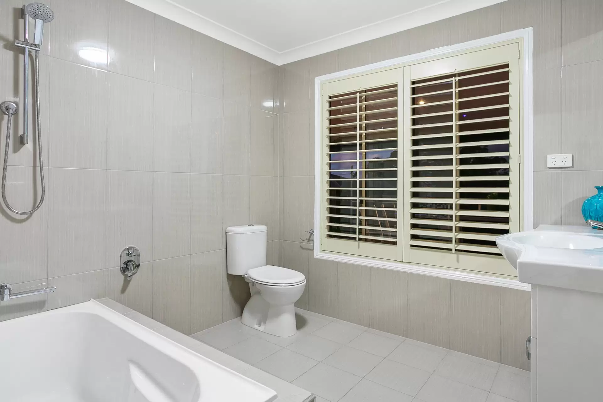 127 Gordon Street, Ormiston Sold by Queensland Sotheby's International Realty - image 1