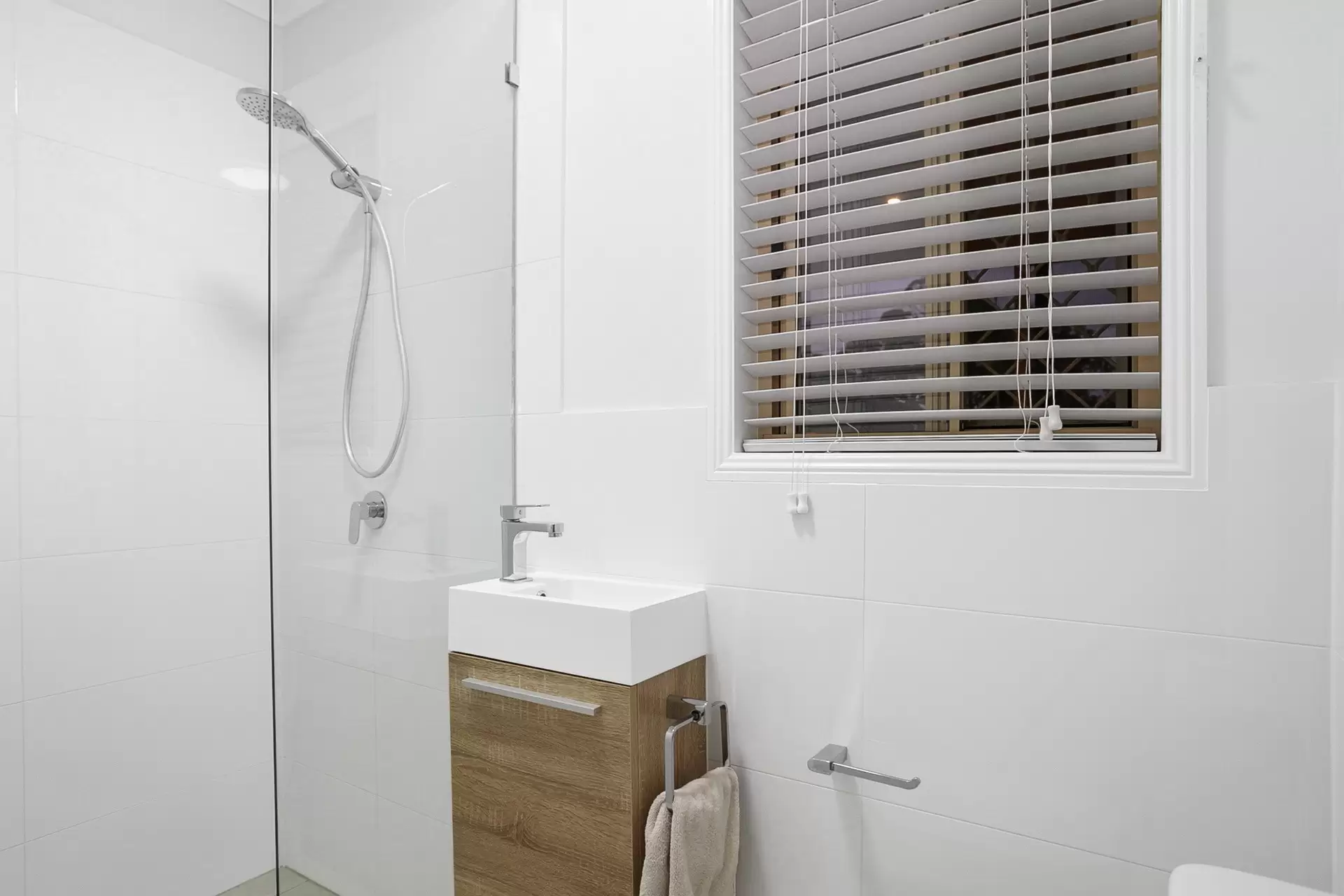 127 Gordon Street, Ormiston Sold by Queensland Sotheby's International Realty - image 1