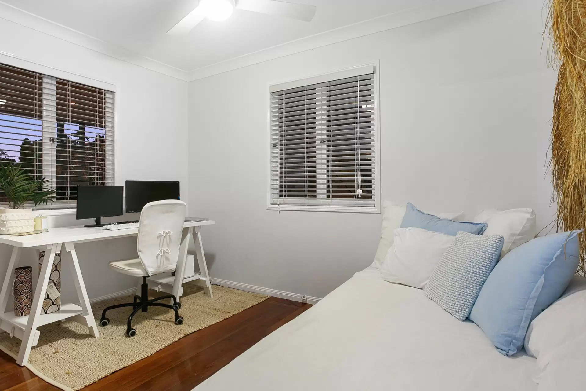 127 Gordon Street, Ormiston Sold by Queensland Sotheby's International Realty - image 1
