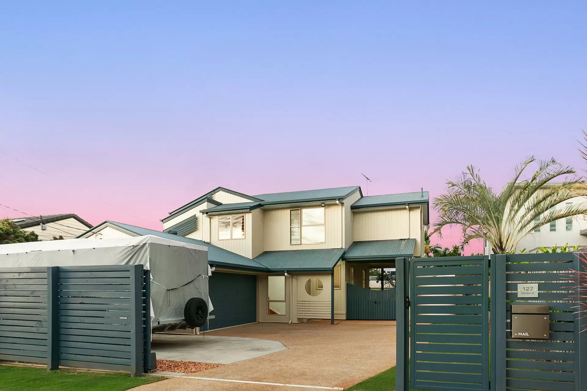 127 Gordon Street, Ormiston Sold by Queensland Sotheby's International Realty - image 1