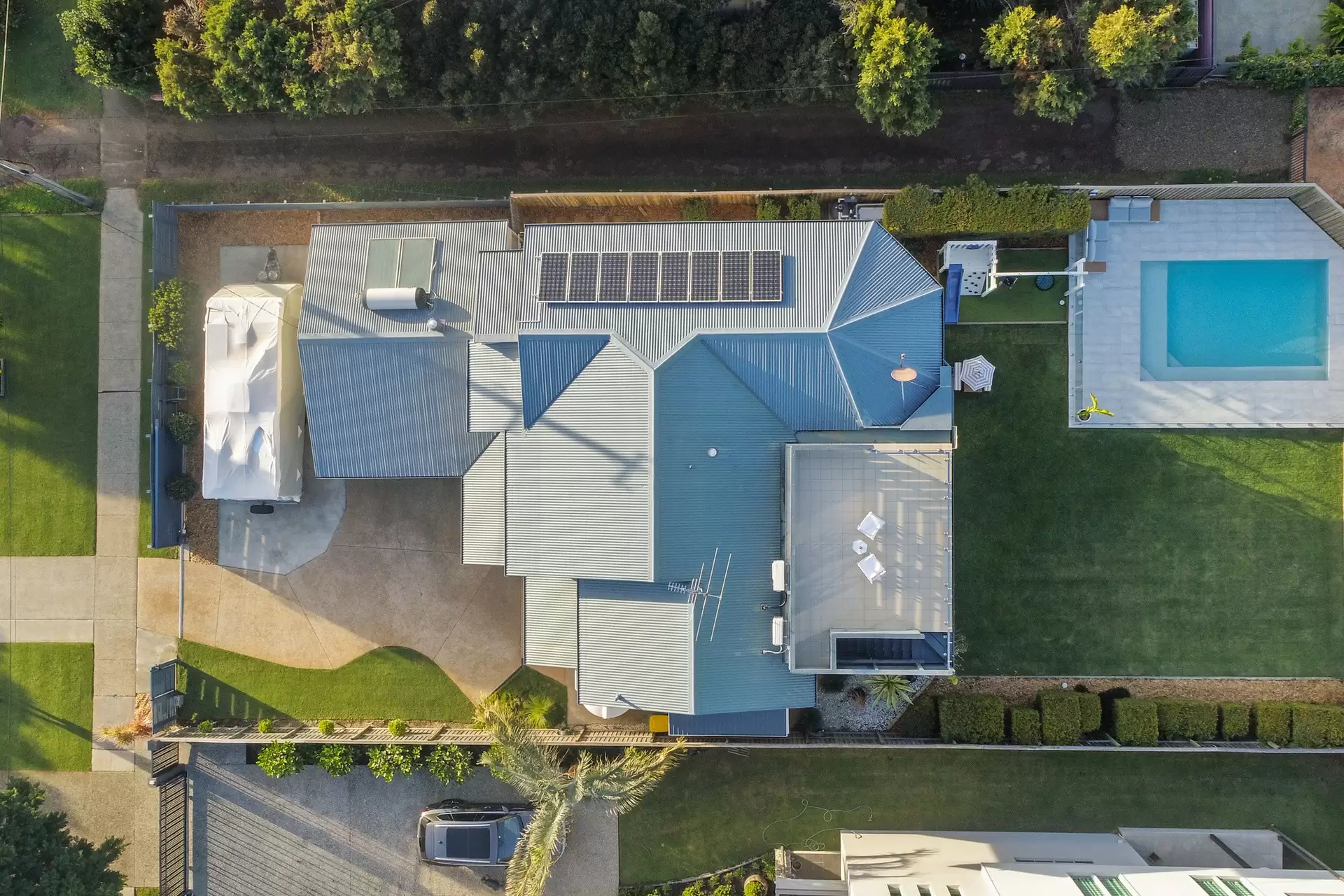 127 Gordon Street, Ormiston Sold by Queensland Sotheby's International Realty - image 1