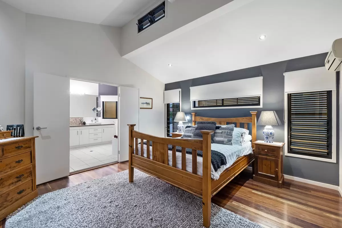 4 Cowley Street, Ormiston Sold by Queensland Sotheby's International Realty - image 1