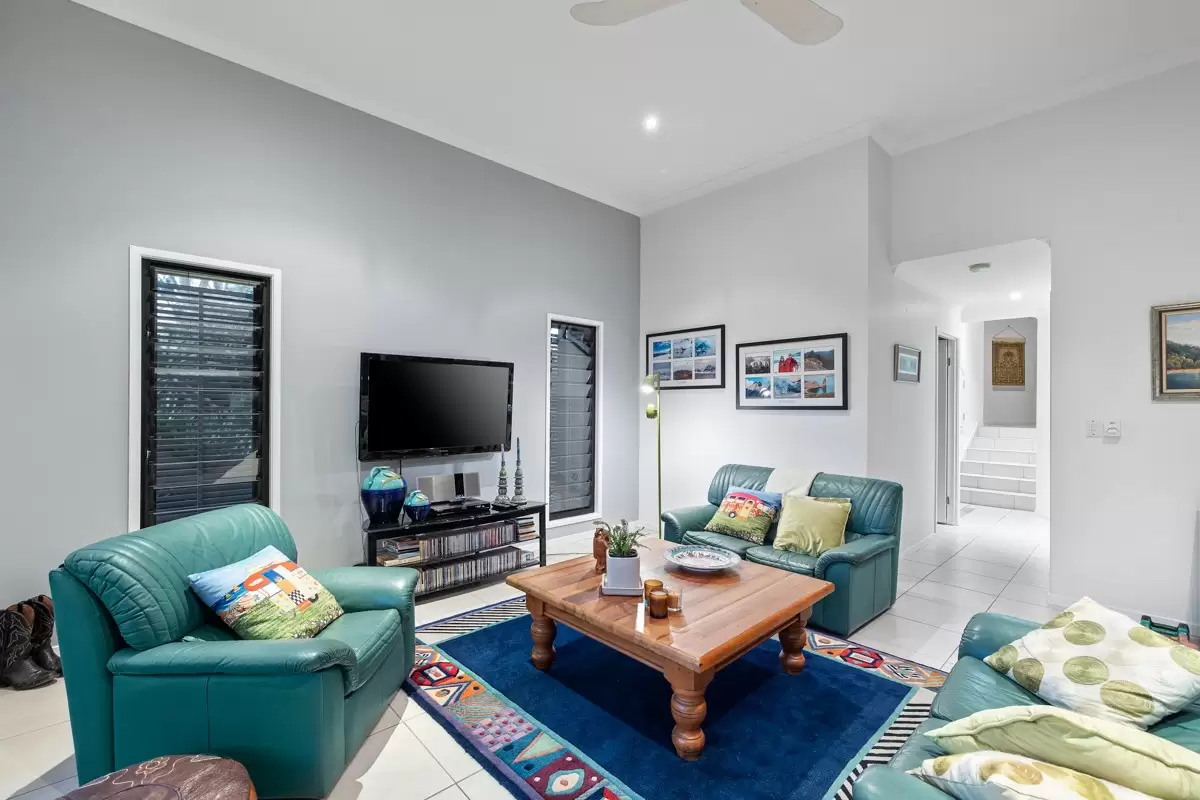 4 Cowley Street, Ormiston Sold by Queensland Sotheby's International Realty - image 1