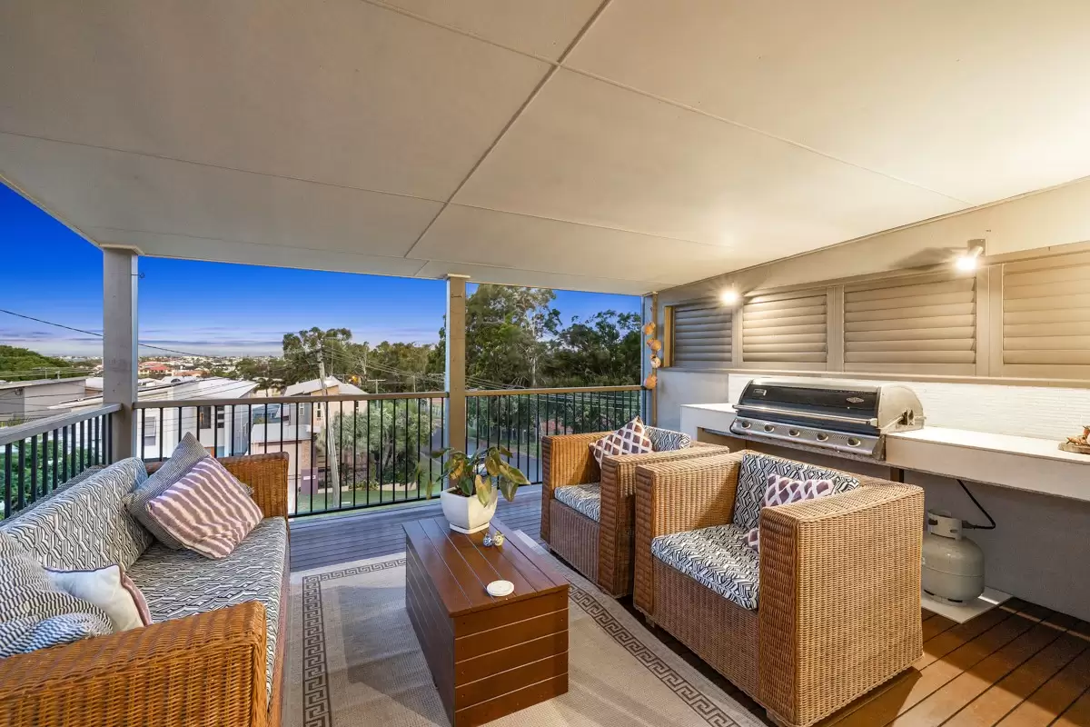 4 Cowley Street, Ormiston Sold by Queensland Sotheby's International Realty - image 1