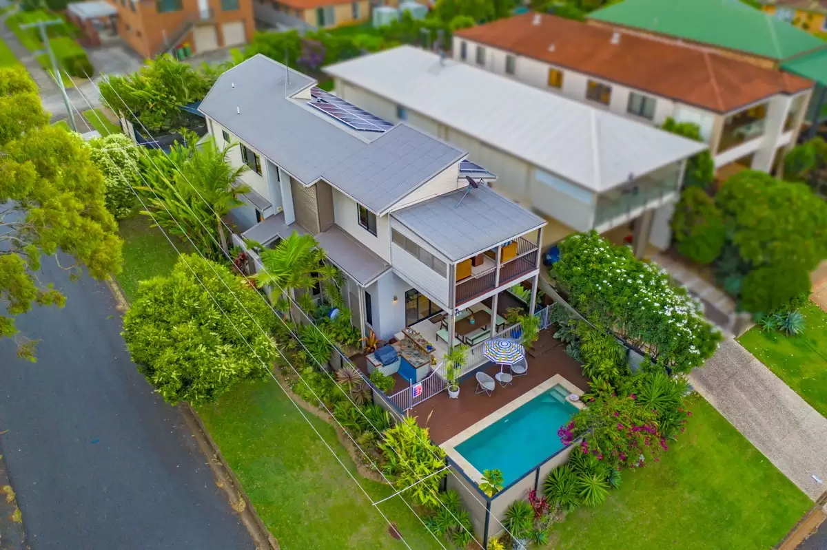 4 Cowley Street, Ormiston Sold by Queensland Sotheby's International Realty - image 1