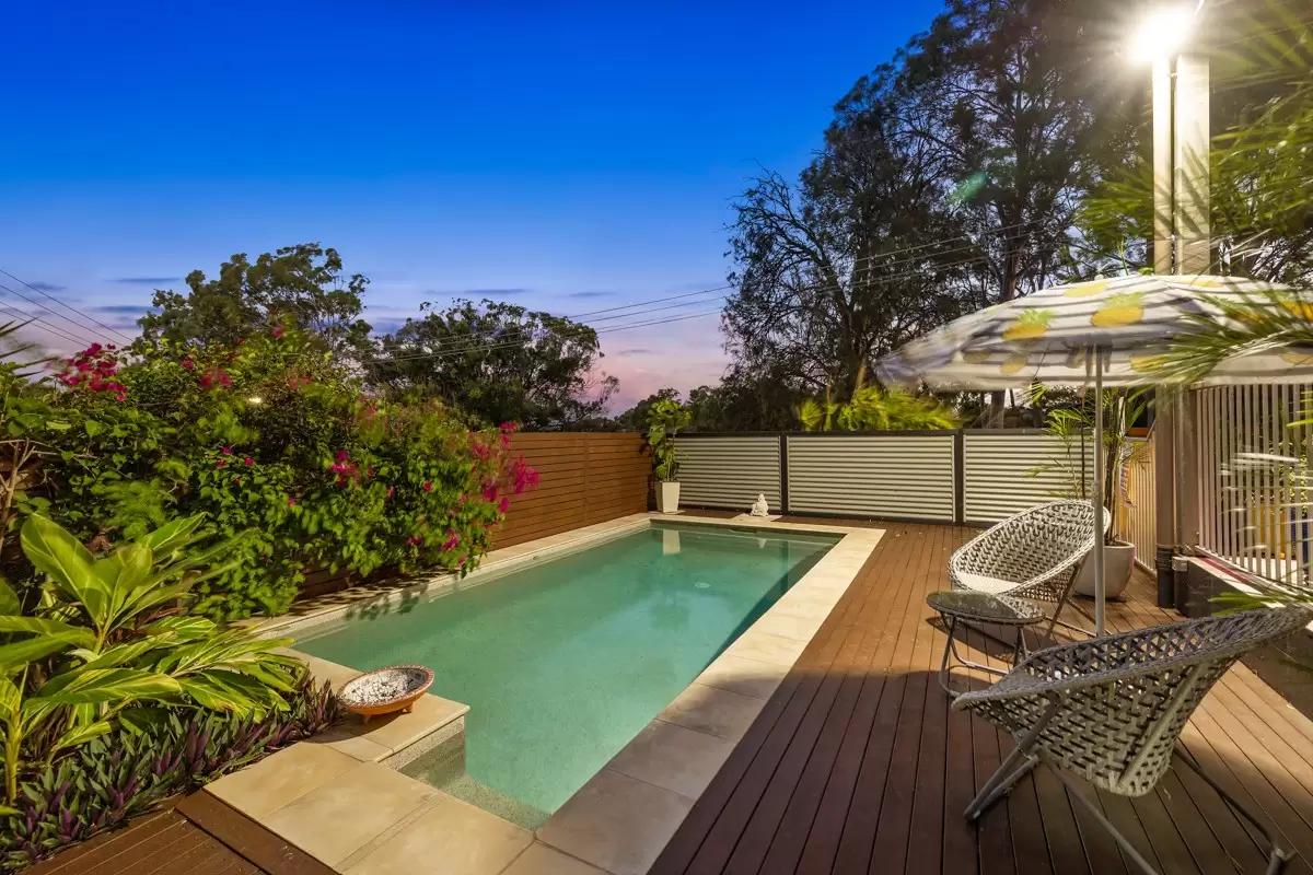 4 Cowley Street, Ormiston Sold by Queensland Sotheby's International Realty - image 1