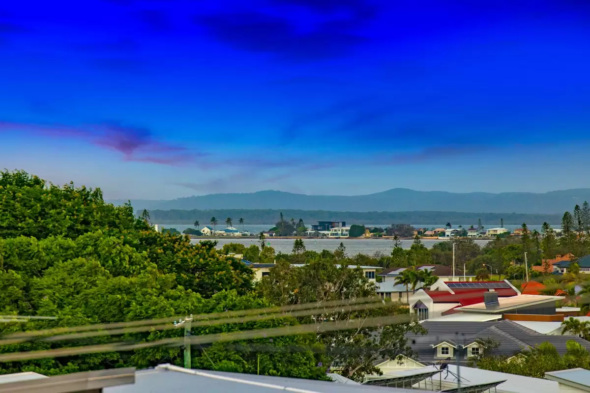 4 Cowley Street, Ormiston Sold by Queensland Sotheby's International Realty - image 1