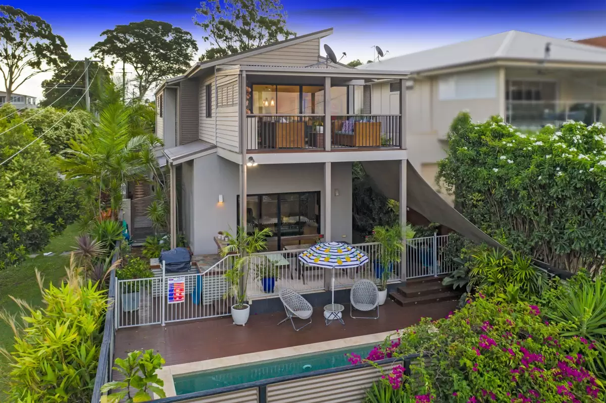 4 Cowley Street, Ormiston Sold by Queensland Sotheby's International Realty - image 1