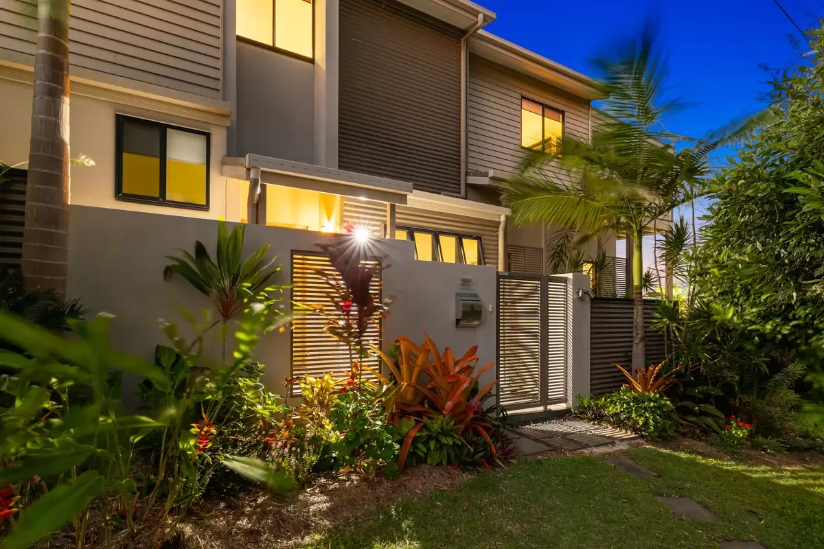 4 Cowley Street, Ormiston Sold by Queensland Sotheby's International Realty - image 1