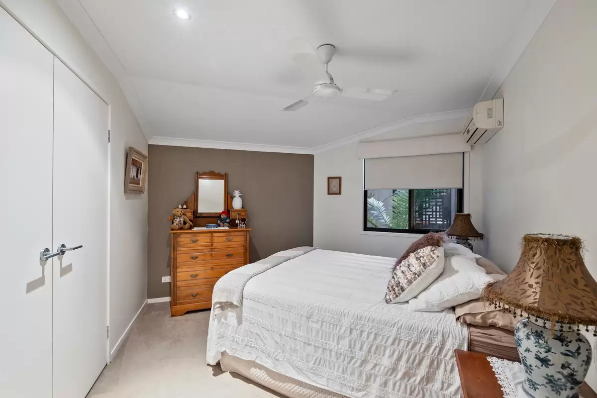 4 Cowley Street, Ormiston Sold by Queensland Sotheby's International Realty - image 1