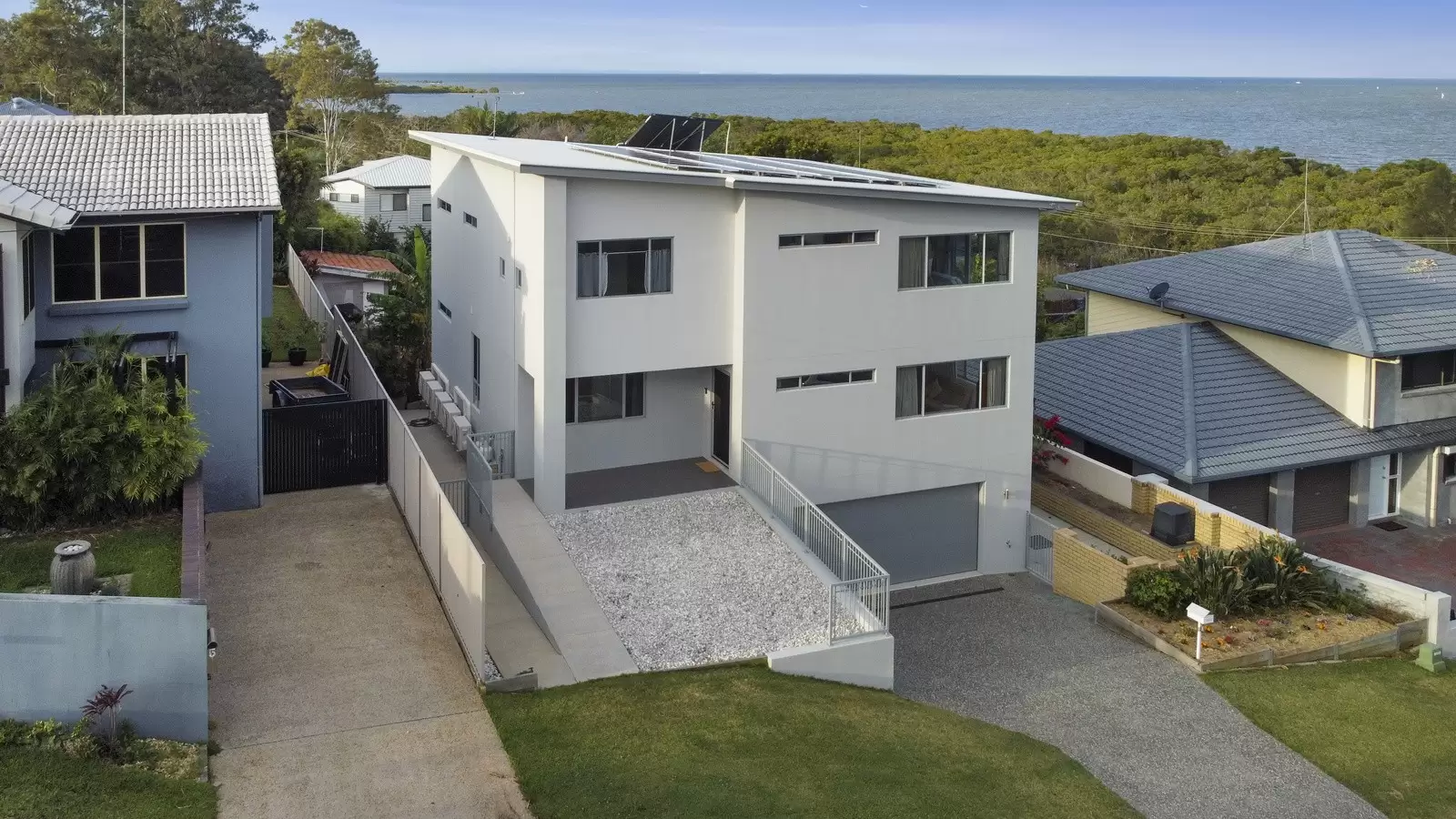 3 Dundas Street, Ormiston Sold by Queensland Sotheby's International Realty - image 1