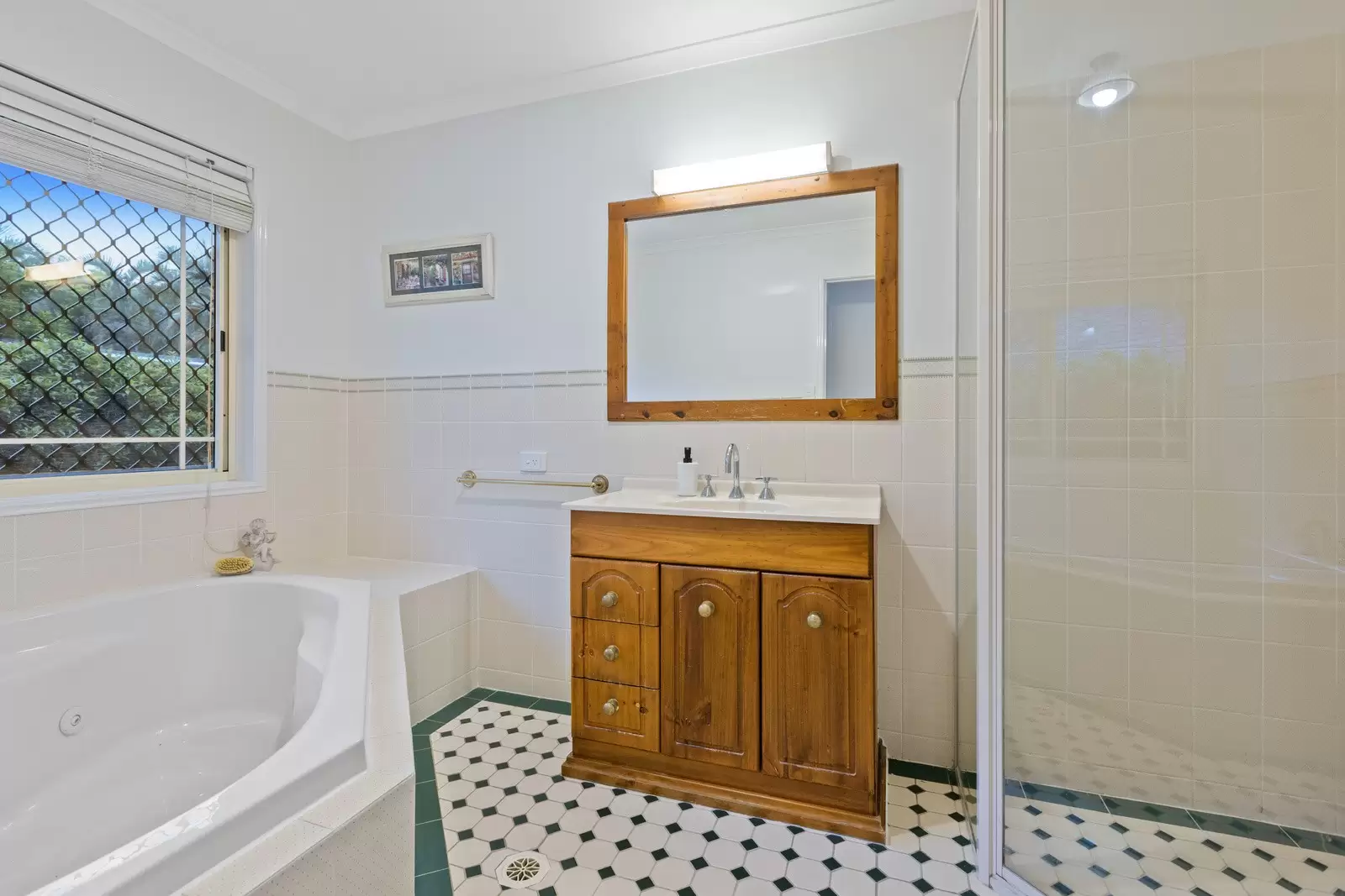 4 Sirocco Court, Ormiston Sold by Queensland Sotheby's International Realty - image 1