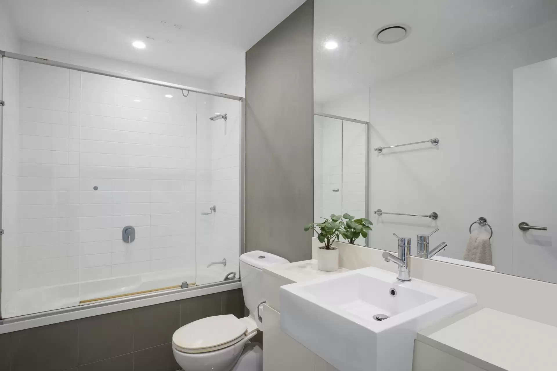 33804/56 Scarborough Street, Southport Sold by  - image 1