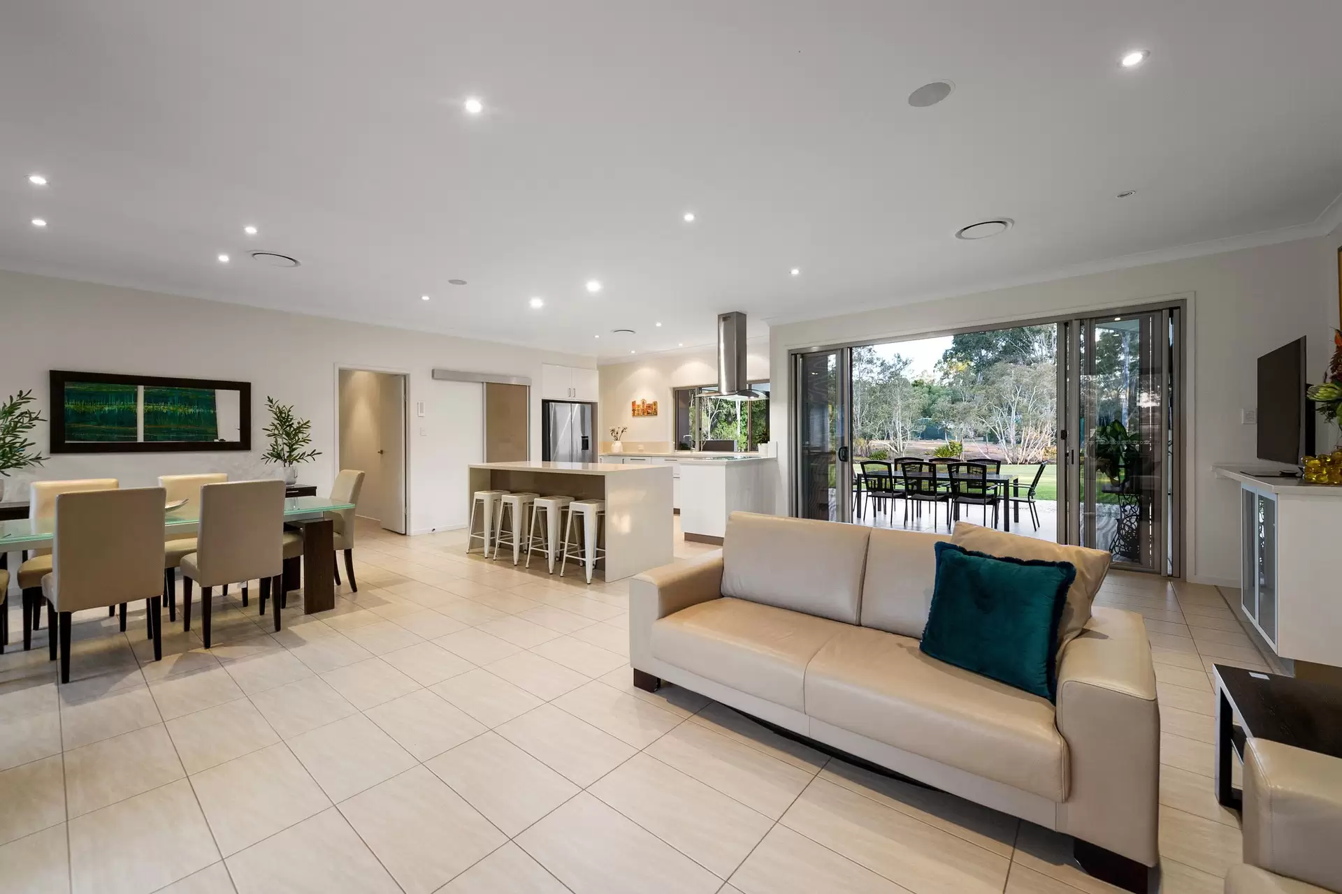 79 Formosa Road, Belmont Sold by Queensland Sotheby's International Realty - image 1
