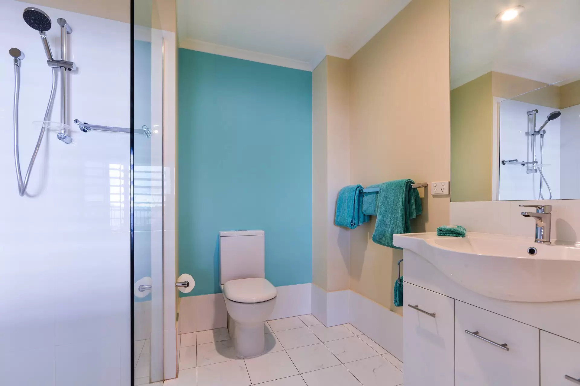 15/7 Acacia Drive, Hamilton Island Sold by Queensland Sotheby's International Realty - image 1