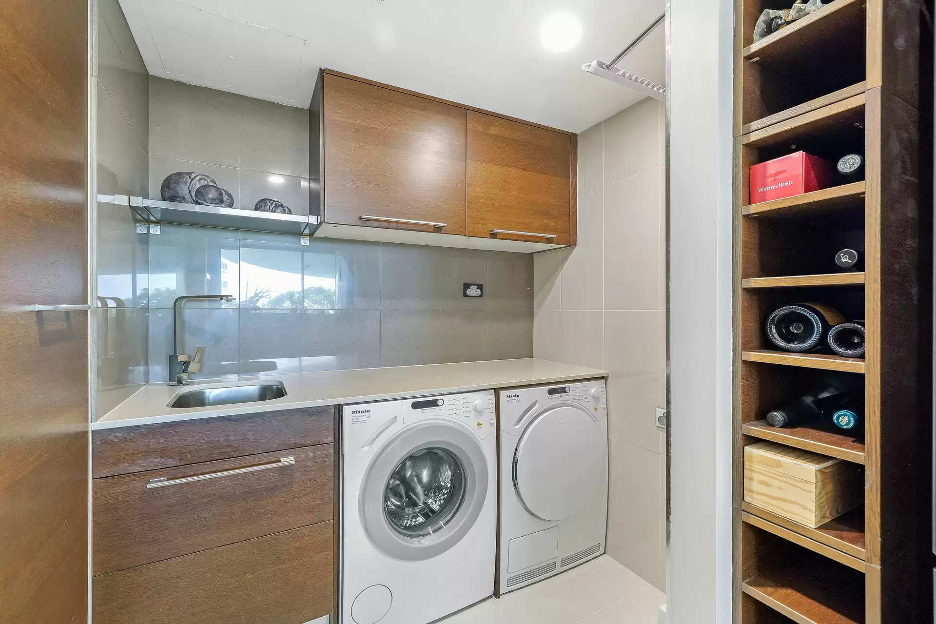 15/3 Cunningham Avenue, Main Beach Sold by Queensland Sotheby's International Realty - image 1