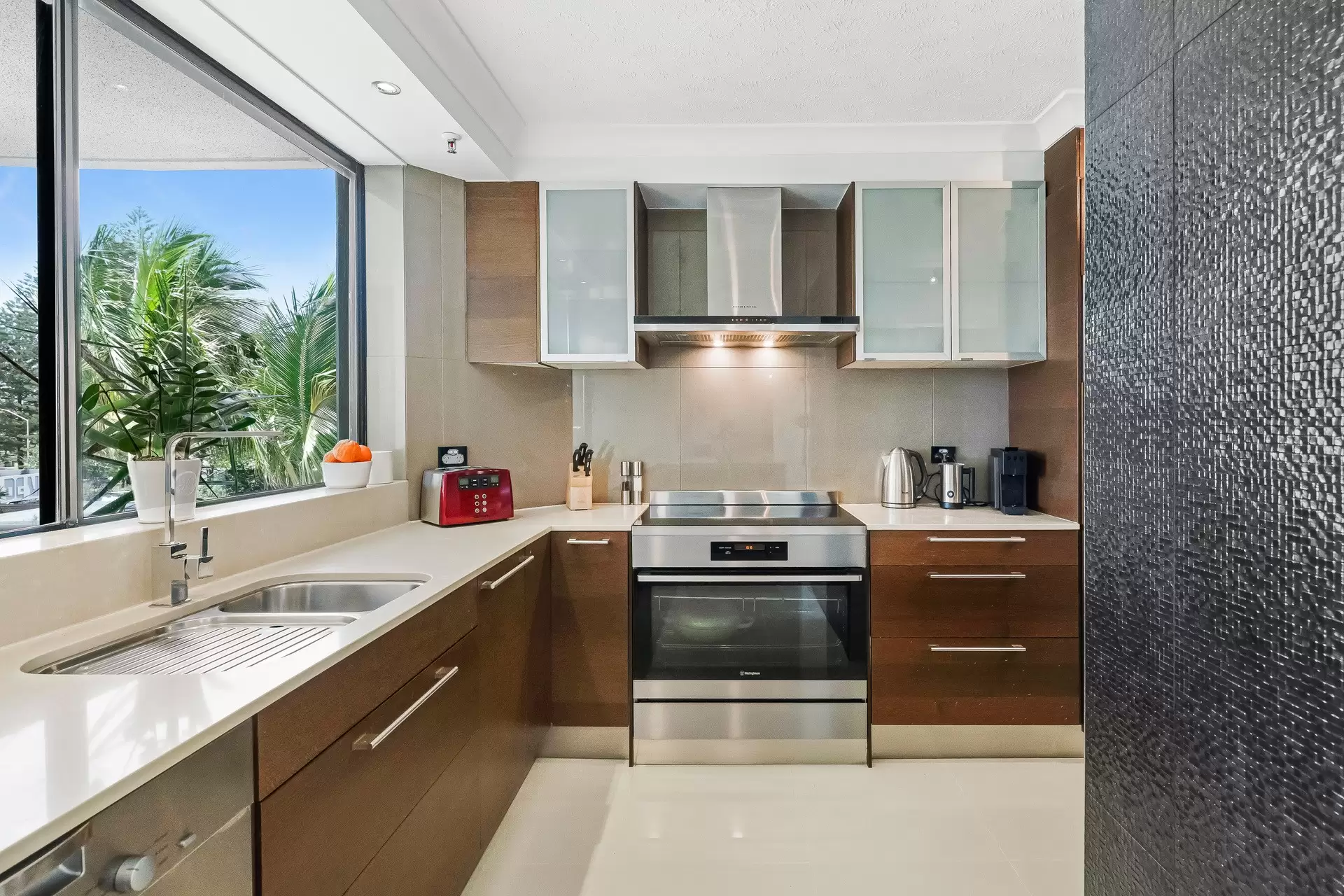 15/3 Cunningham Avenue, Main Beach Sold by Queensland Sotheby's International Realty - image 1