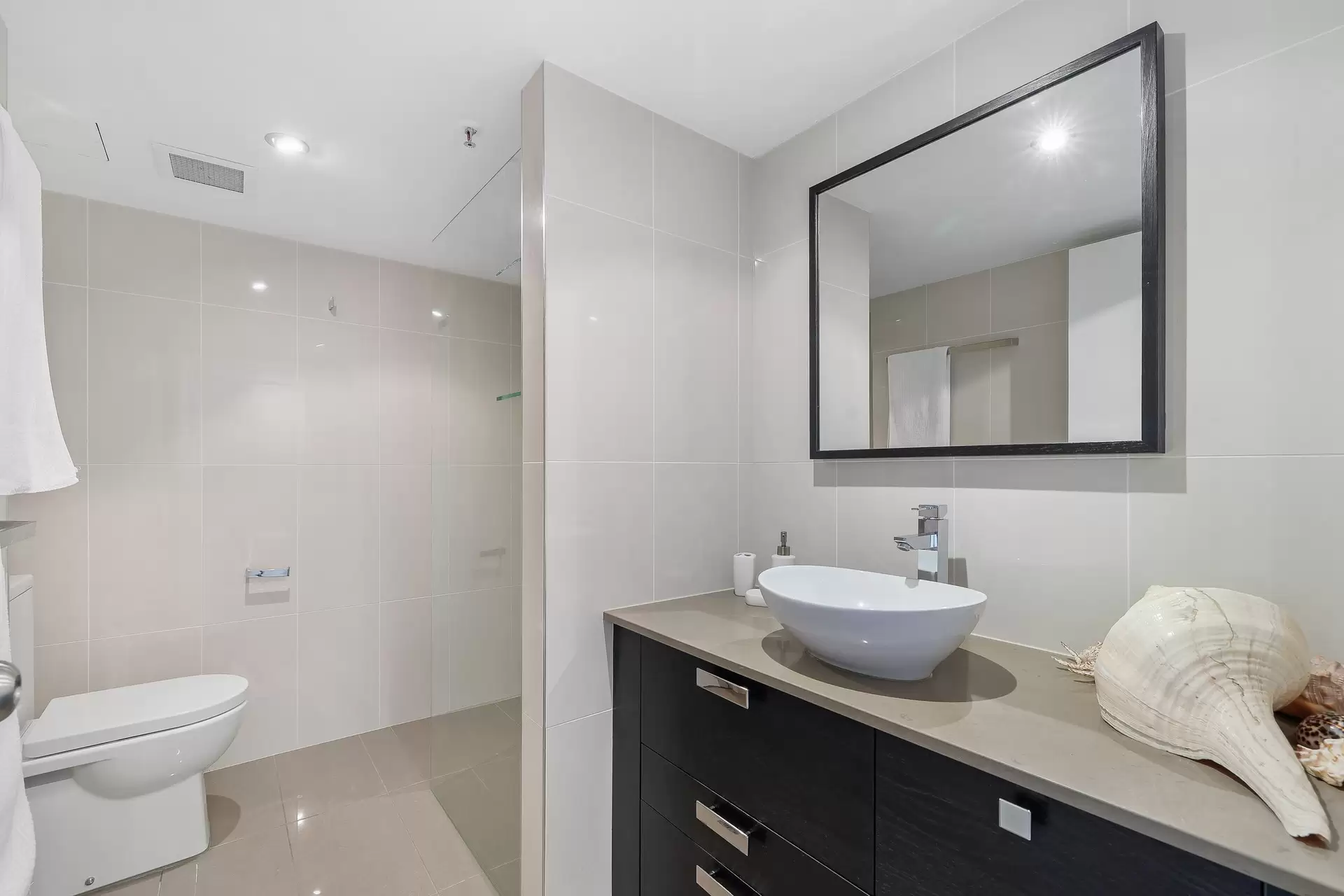 15/3 Cunningham Avenue, Main Beach Sold by Queensland Sotheby's International Realty - image 1