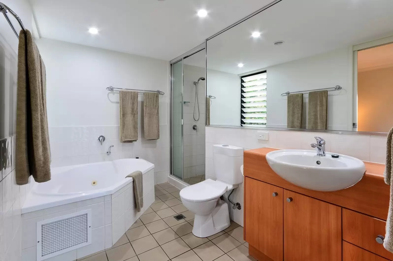 17/5 Banksia Court, Hamilton Island Sold by Queensland Sotheby's International Realty - image 1