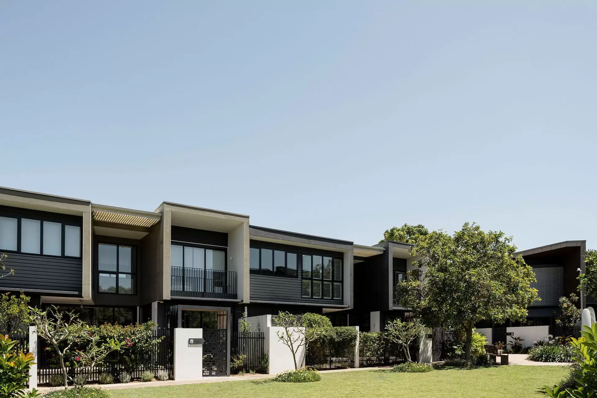 1/33 Parkside Circuit, Hamilton Sold by Queensland Sotheby's International Realty - image 1