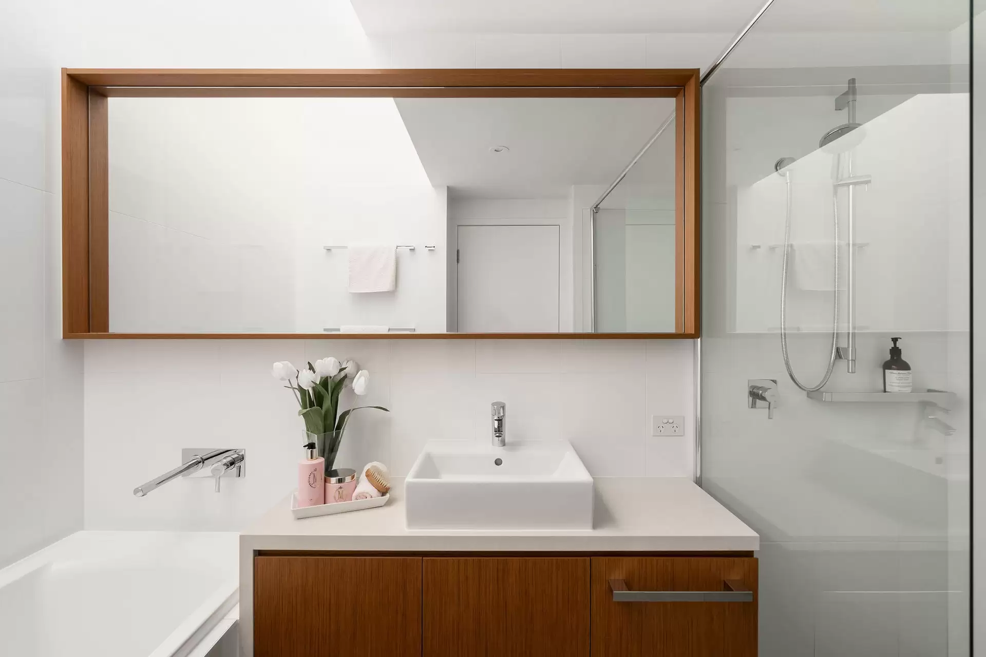 1/33 Parkside Circuit, Hamilton Sold by Queensland Sotheby's International Realty - image 1