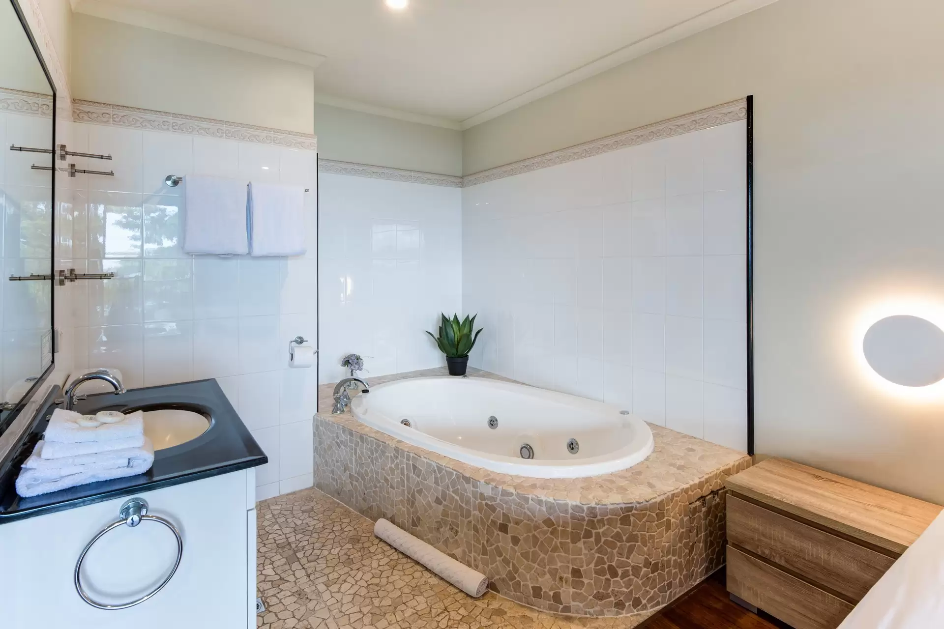 11/7 Acacia Drive, Hamilton Island Sold by Queensland Sotheby's International Realty - image 1