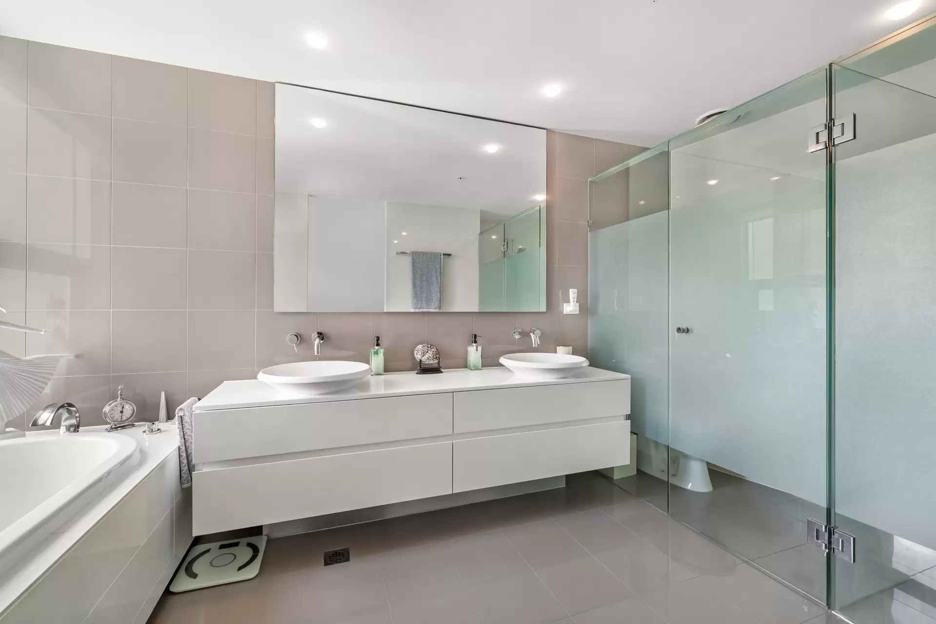 Axis 503/11-13 Hill Parade, Main Beach Sold by Queensland Sotheby's International Realty - image 1